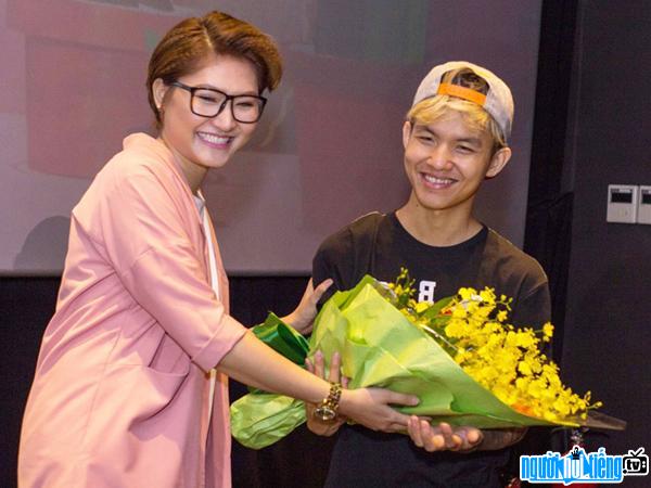  Director Khuong Vu received lessons from female singer Vicky Nhung