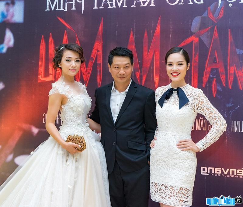  Photo of director Do Thanh An with actors Duong Cam Lynh and Tinna Tinh at the film introduction 