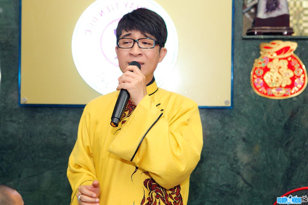 Ca sĩ Nguyễn Đức biểu diễn tại hôm khai trương quán ăn chay của mình