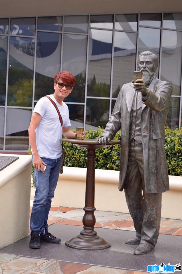  Photo of singer Nguyen Le Ba Thang posing next to a statue