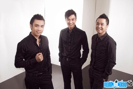  Photo of male singer Hoang Hai Dang with members of Artista band