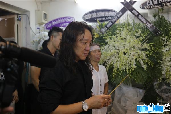  Photo of singer Nhat Hao choking to burn incense for artist Minh Thuan