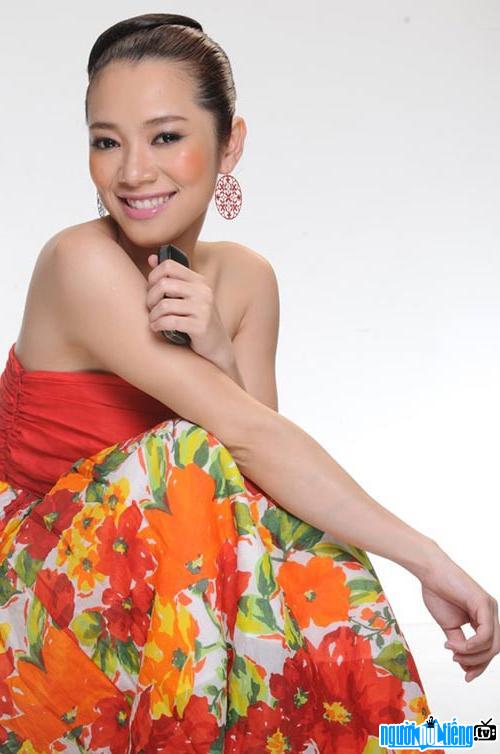  Nghi Van is a famous young female singer of Vietnamese music village