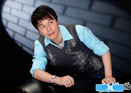 Another portrait image of singer Nguyen Tam