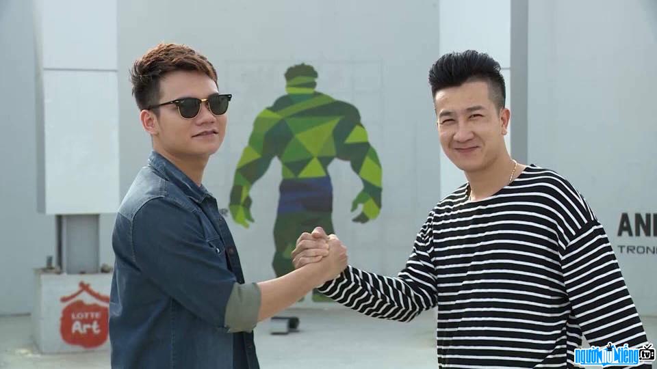  Singer Vi MJ and singer Khac Viet are two close friends