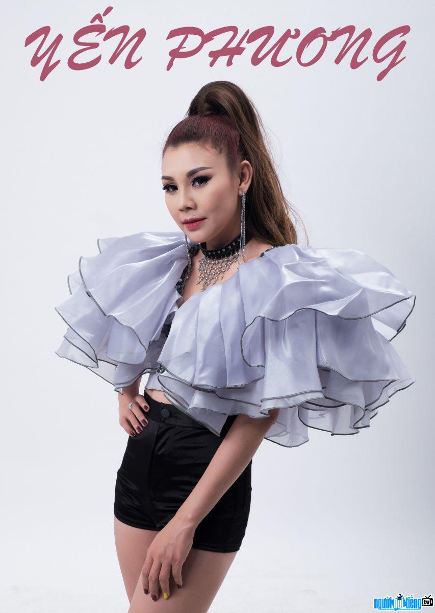  Another picture of singer Yen Phuong