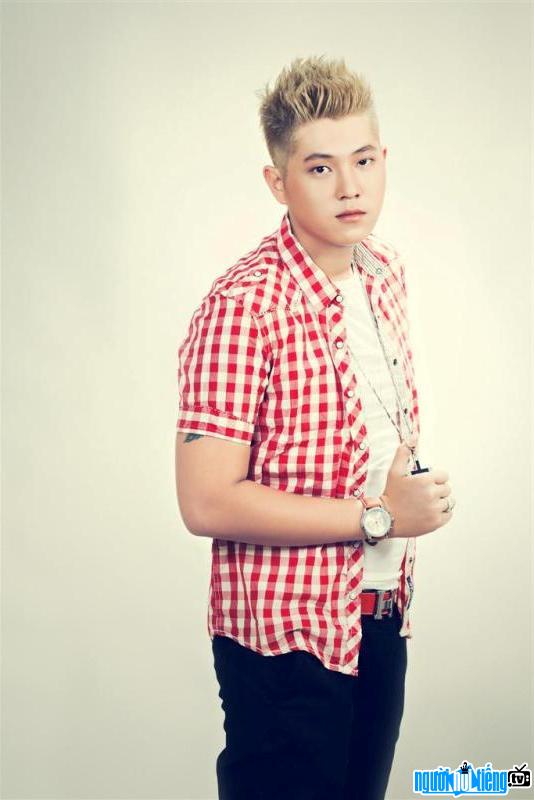  The handsome look of male singer Huynh Nhat Long