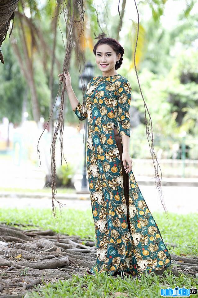 Picture of gentle and beautiful female singer Yen Nhien in ao dai