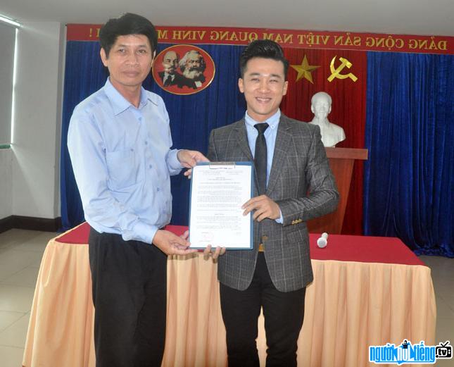 Ca sĩ Quang Hào trong ngày nhận chức Giám đốc Nhà hát Trưng Vương - Đà Nẵng