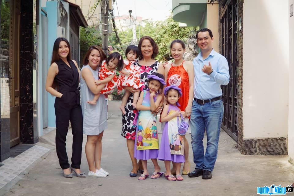 Picture of singer Ho Bich Ngoc happily with family