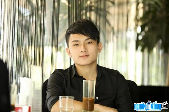 Masculine beauty of musician Khac Anh