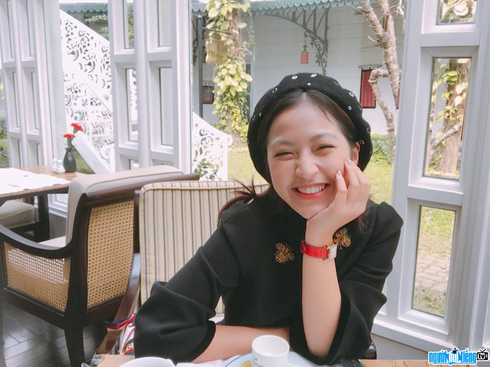 A photo of actress Bui Ha Anh with an innocent smile