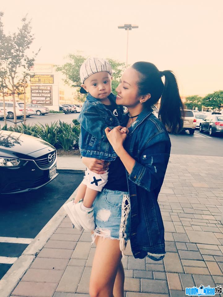  Singer Quynh Vi with her young son