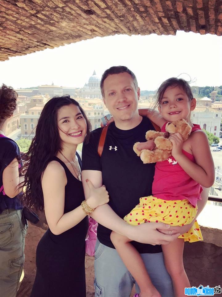 A picture of actress Bich Huyen happy with her daughter and Western husband