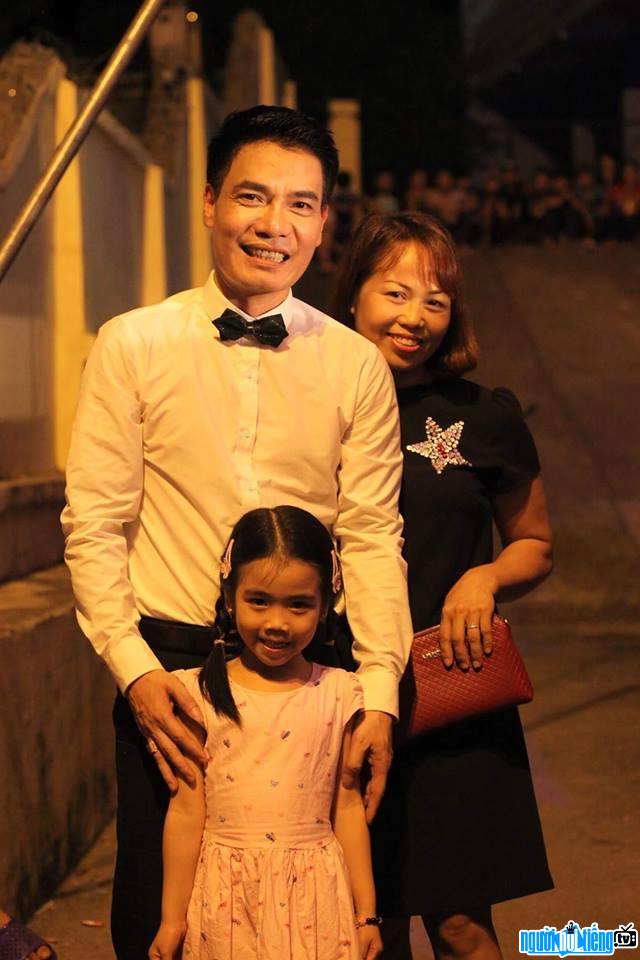  Photo of singer Huy Cuong with his wife and daughter