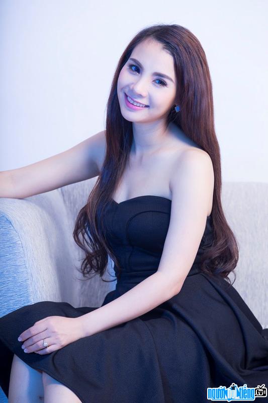 Hình ảnh nữ ca sĩ Hồ Thu Phương khoe đường cong gợi cảm