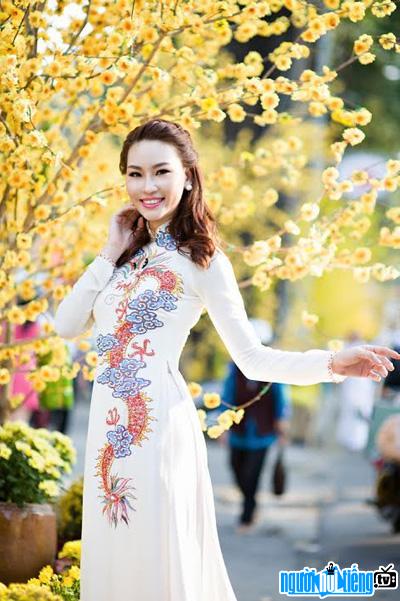 Bức ảnh người mẫu Phạm Thùy Linh dịu dàng trong tà áo dài