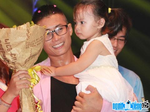  Photo of singer Thien Vuong and his daughter on stage