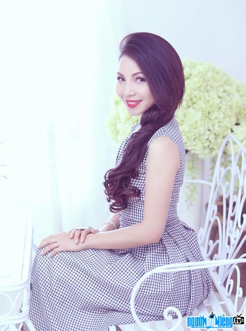  Close-up of singer Khanh Loan's beauty