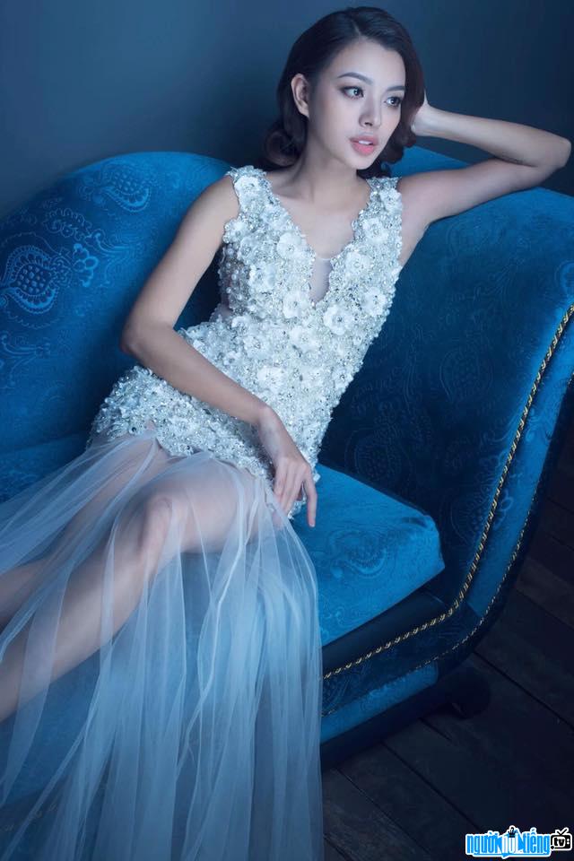 Bức ảnh người mẫu ảnh Tú Hảo gợi cảm với đầm trắng