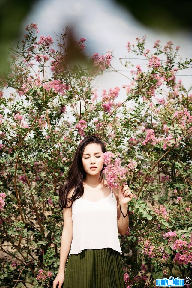 Picture of hot girl Van Shi showing off her beauty with flowers