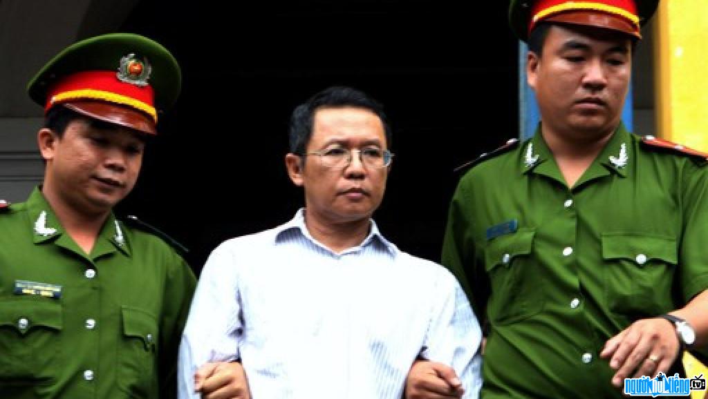 Hình ảnh giáo sư Phạm Minh Hoàng khi bị cảnh sát bắt đi và bị trục xuất
