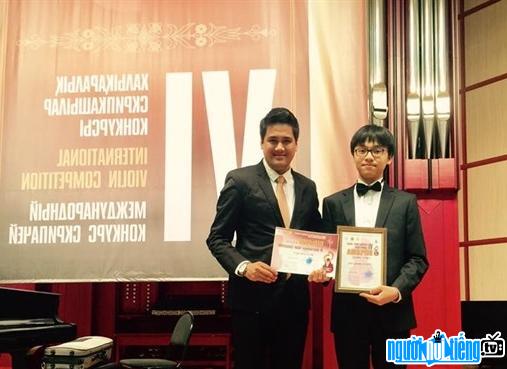 Tran Le Quang Tien with teacher Bui Cong Duy at Tchaikovsky competition