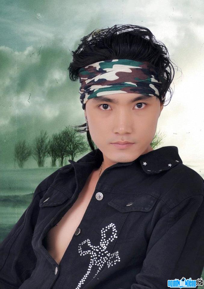  Another picture of male singer Le Nhat Du Phuong