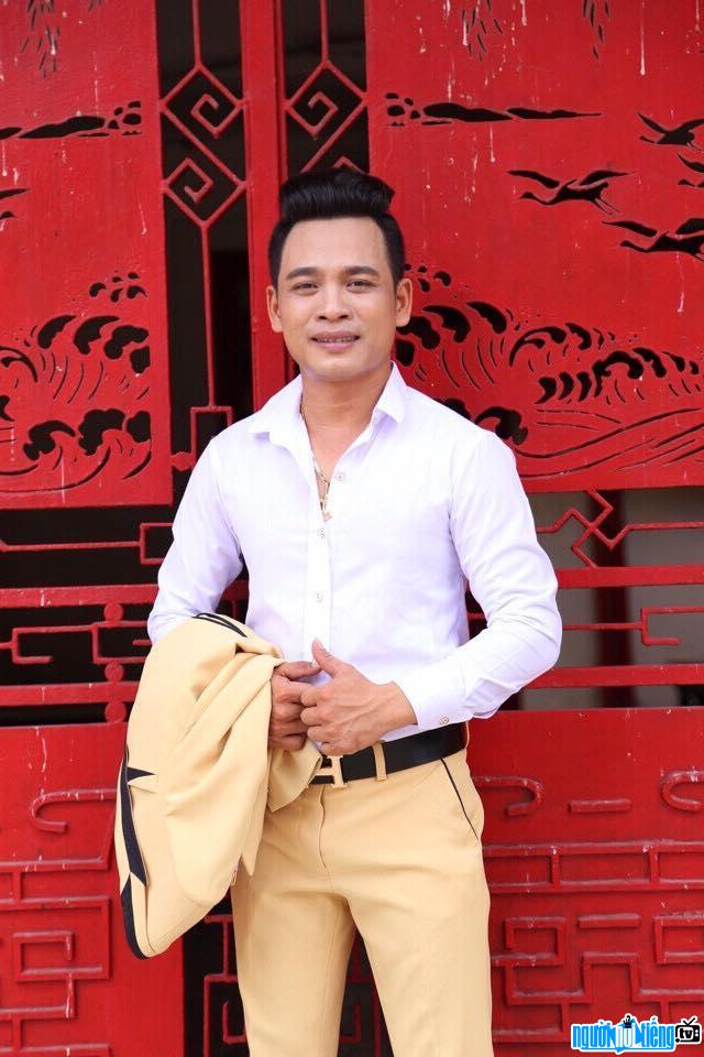 The handsome look of male singer Khang Chan Thi