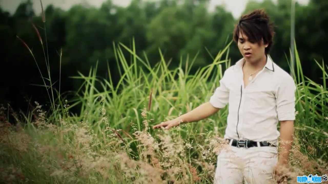 Hình ảnh ca sĩ Mr Bo trong MV Đành quên dĩ vãng
