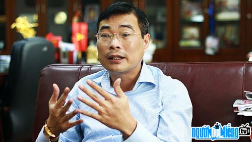 Ảnh Thống đốc Ngân hàng Nhà nước Việt Nam Lê Minh Hưng trả lời phóng viên