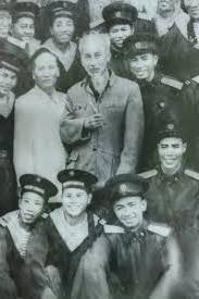 Hình ảnh đồng chí Nguyễn Lương Bằng và Bác Hồ với bộ đội Hải quân tháng 3 năm 1959