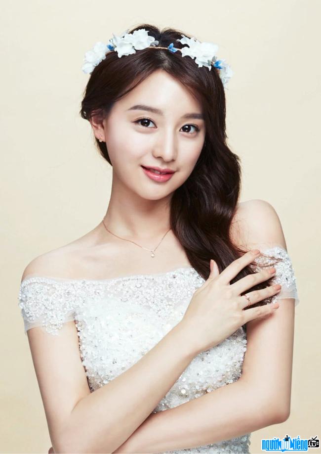 Actress Kim Ji Won is shy in a wedding dress