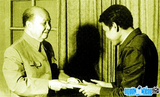  Image of Comrade Truong Chinh working with a literary and theoretical publisher