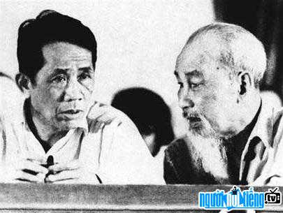  Photo of Le Duan reporting the results of the Southern revolution to Uncle Ho