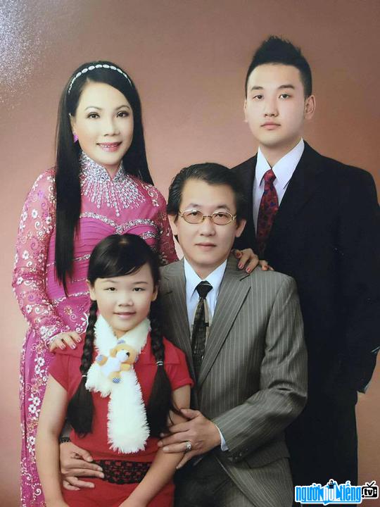 The happy family of Meritorious Artist Cam Tien