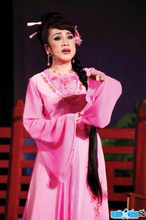  Meritorious Artist Phuong Hong Thuy as Phi Yen in the play The pearl does not dissolve
