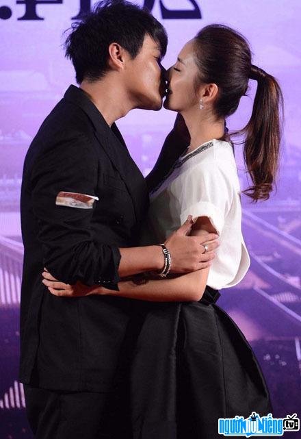 A photo of actor Tran Tu Thanh passionately kissing his wife at an event