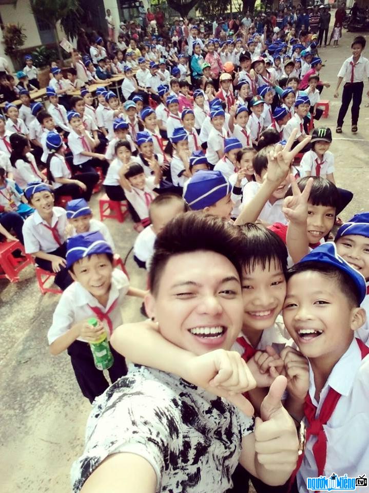 Bức ảnh ca sĩ Nguyễn Xuân Lân chụp ảnh cùng các em học sinh