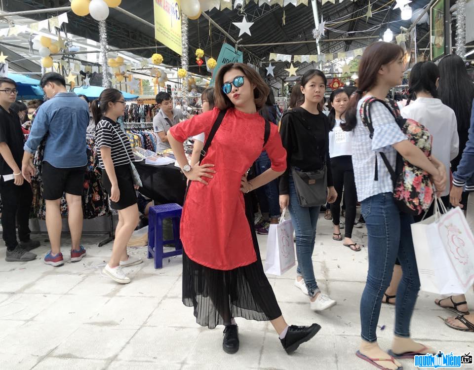 Nữ ca sĩ Hà Nhi Idol tạo dáng nhí nhảnh khi selfie