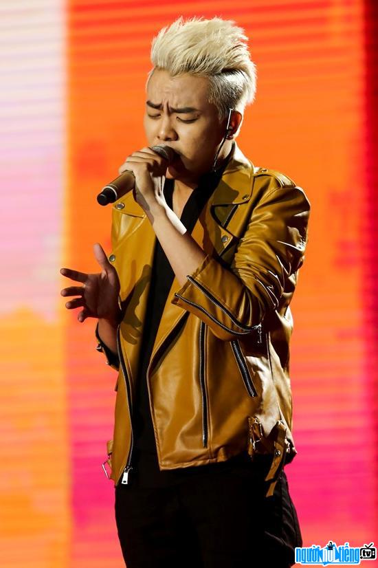 Hình ảnh nhạc sĩ Hứa Kim Tuyền đang biểu diễn trên sân khấu của Sing my song - Bài hát hay nhất