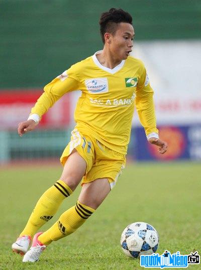 Hình ảnh cầu thủ Trần Phi Sơn đang chơi bóng trên sân cỏ