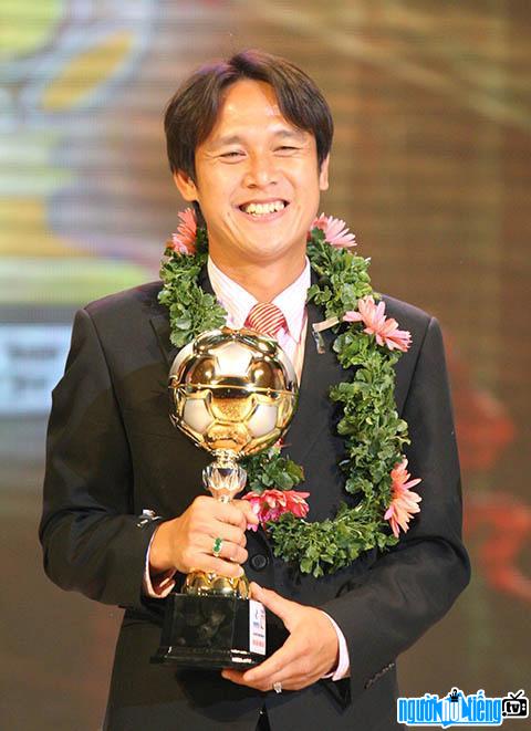 Cầu thủ Nguyễn Minh Phương nhận danh hiệu Quả Bóng Vàng năm 2010