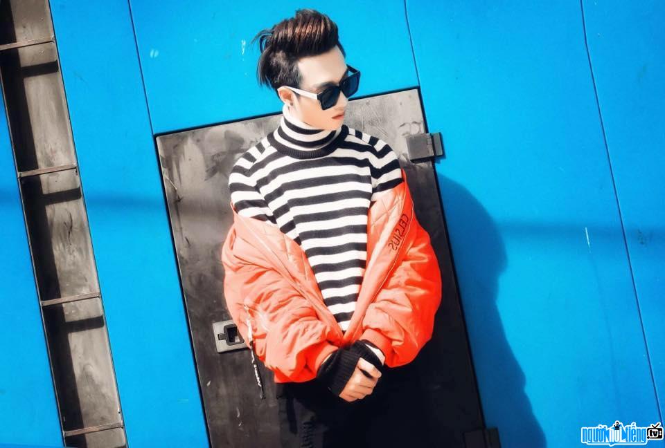  Male singer Dong An has modern fashion taste and personality