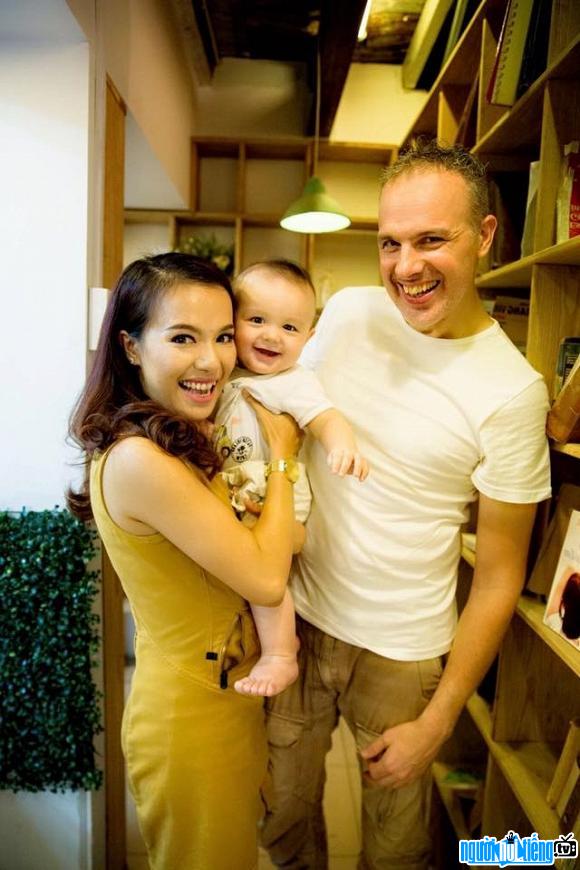 A photo of actor Ly Thanh Thao with her Western husband and second son