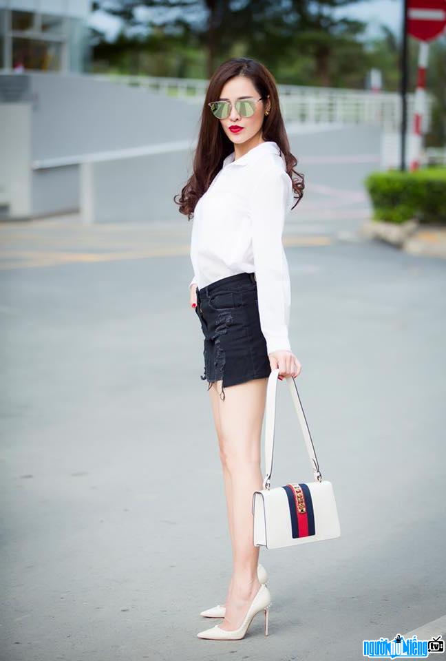  Image of model Que Van showing off her long and sexy legs