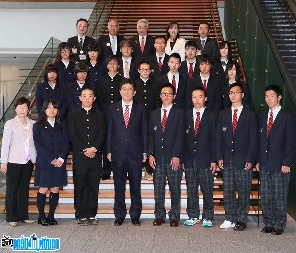 Thủ tướng Nhật Bản Abe Shinzo trong một chuyến thăm tại một trường trung học ở Fukushima