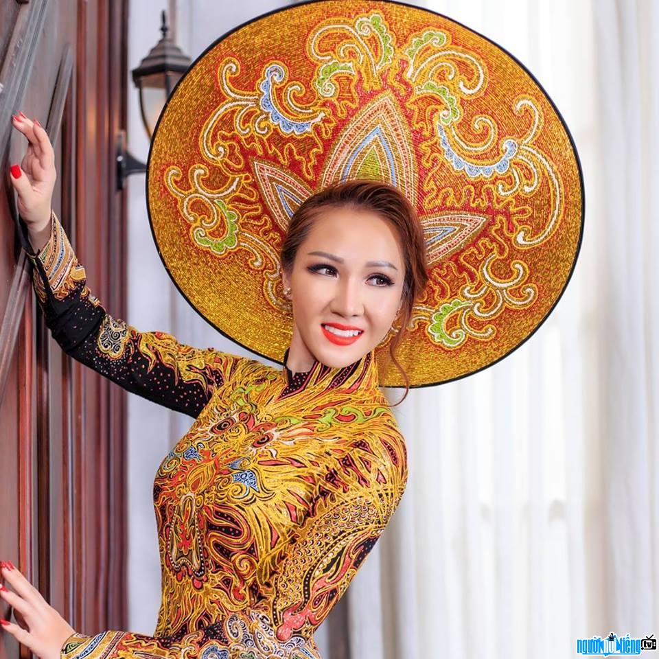 Picture of female singer Hoang Hai My in traditional ao dai