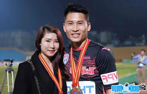  Happy image of Huynh Tuan Linh and his wife