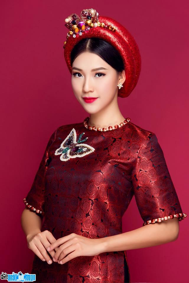  Beautiful female MC Vu Ngoc Hoang Anh in an innovative ao dai